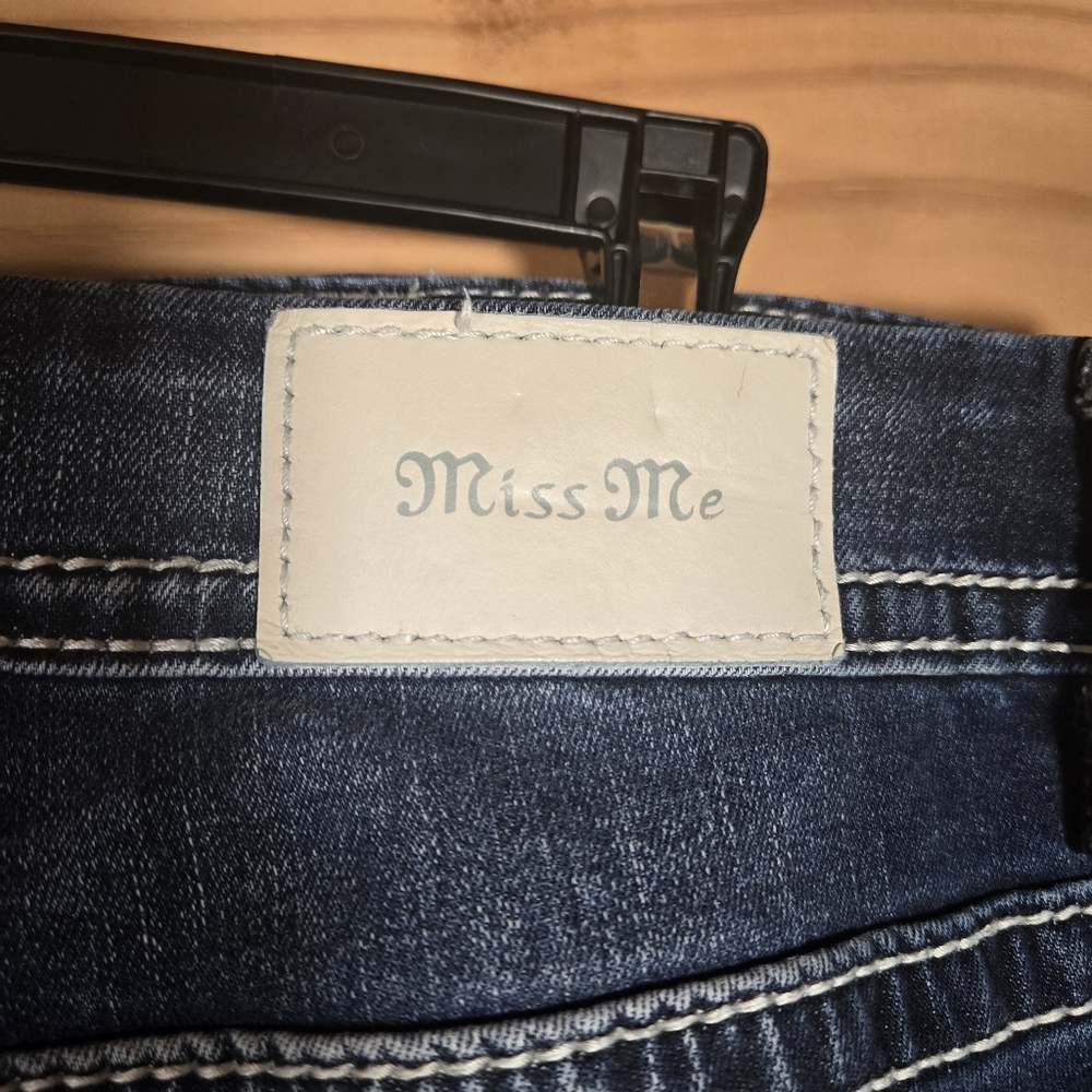 Miss Me Mid-Rise Curvy Crop Bermuda Shorts 32 Dark Wash Embellished Pockets - Picture 6 of 9